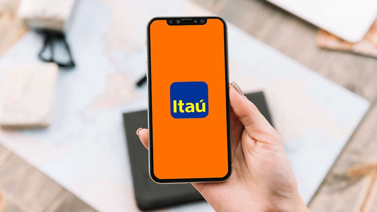 Logotipo do Itaú em tela de smartphone Logotipo do Itaú em tela de smartphone