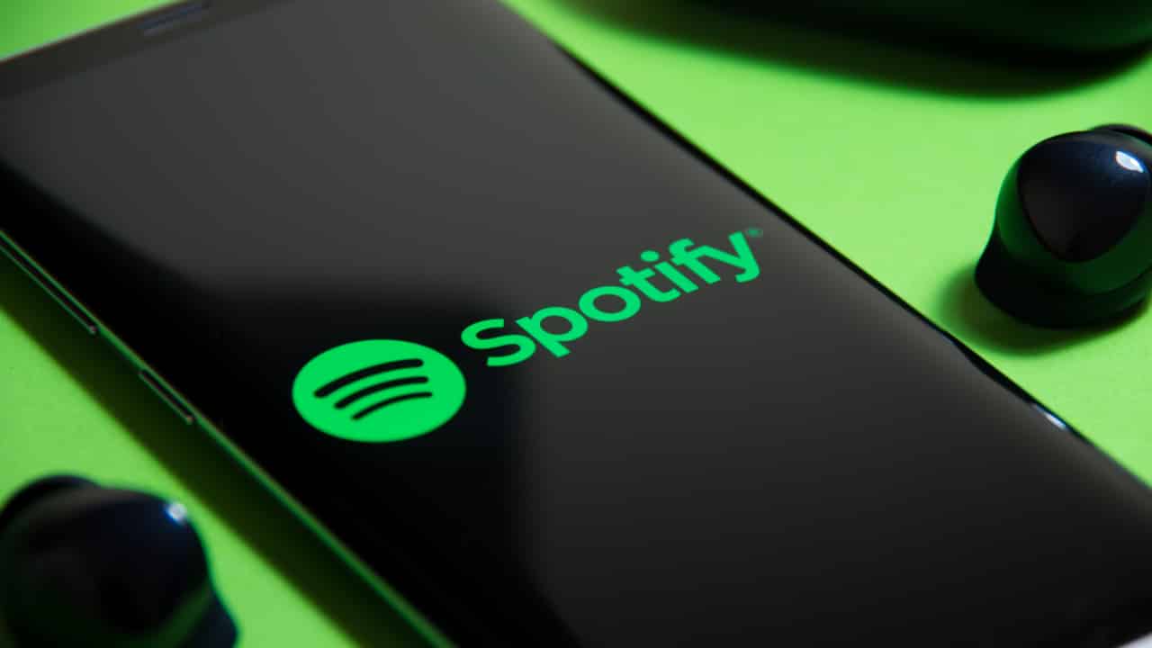 Celular com o logotipo do Spotify Celular com o logotipo do Spotify