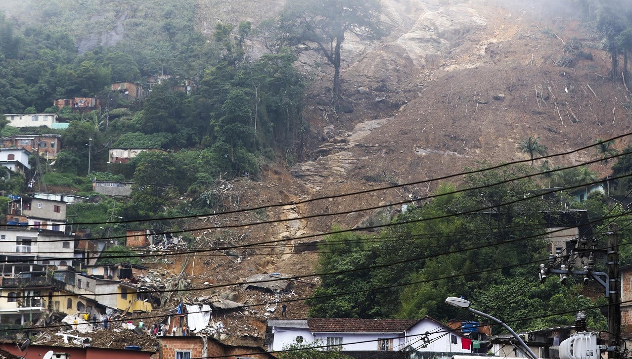 Bombeiros, moradores e voluntários trabalham no local do deslizamento no Morro da Oficina, após a chuva que castigou Petrópolis, na região serrana fluminense Bombeiros, moradores e voluntários trabalham no local do deslizamento no Morro da Oficina, após a chuva que castigou Petrópolis, na região serrana fluminense