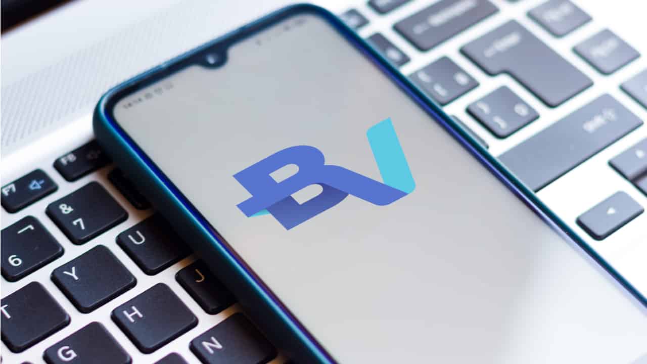 Celular exibe o logotipo do banco BV Celular exibe o logotipo do banco BV