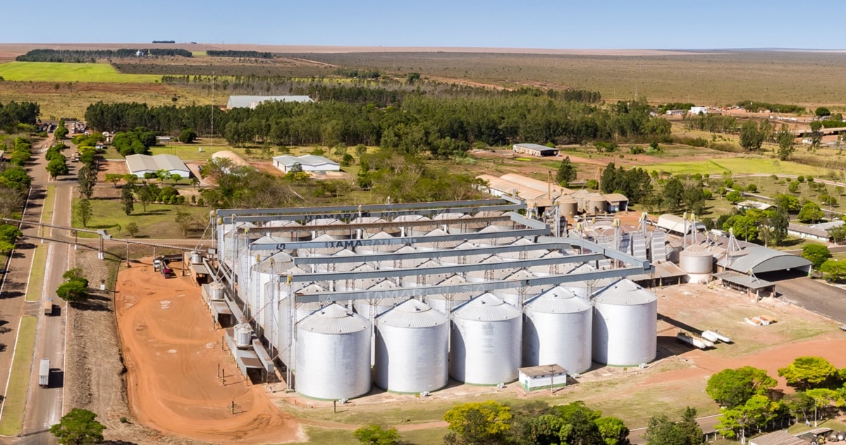 Silos de armazenamento de grãos da Amaggi Silos de armazenamento de grãos da Amaggi