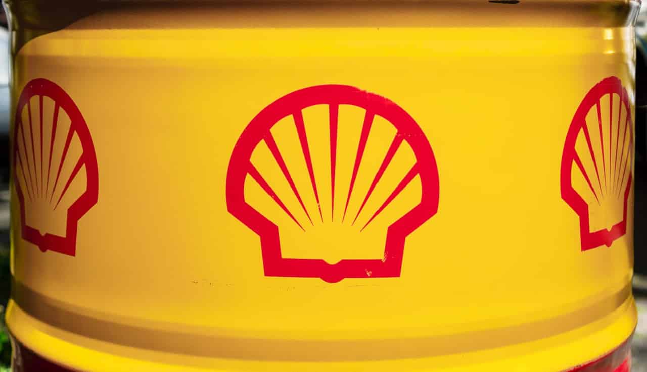 Um barril com o símbolo da petroleira Shell Um barril com o símbolo da petroleira Shell