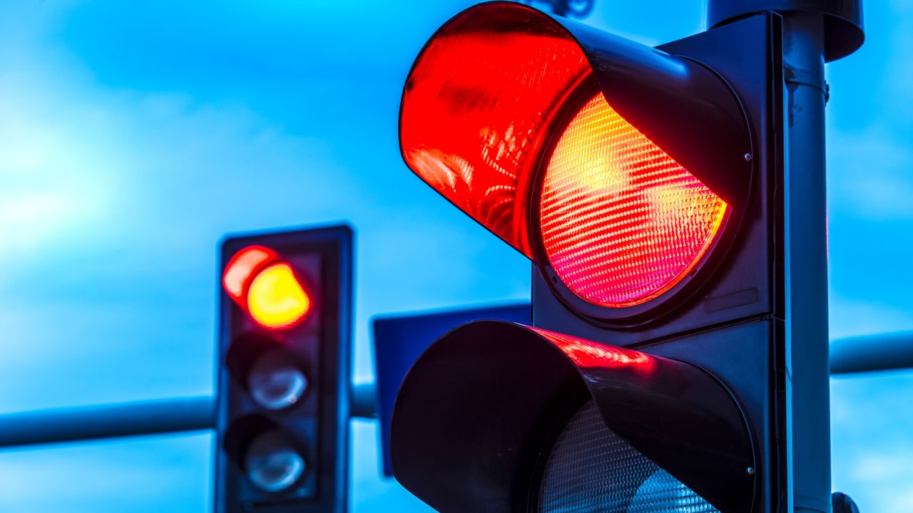 semáforo com a luz vermelha acesa semáforo com a luz vermelha acesa