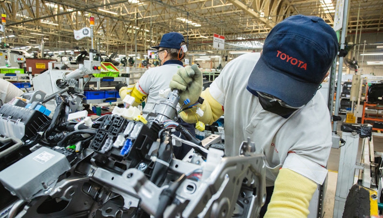 Toyota investe R$ 1,7 bi em compacto híbrido flex Toyota investe R$ 1,7 bi em compacto híbrido flex