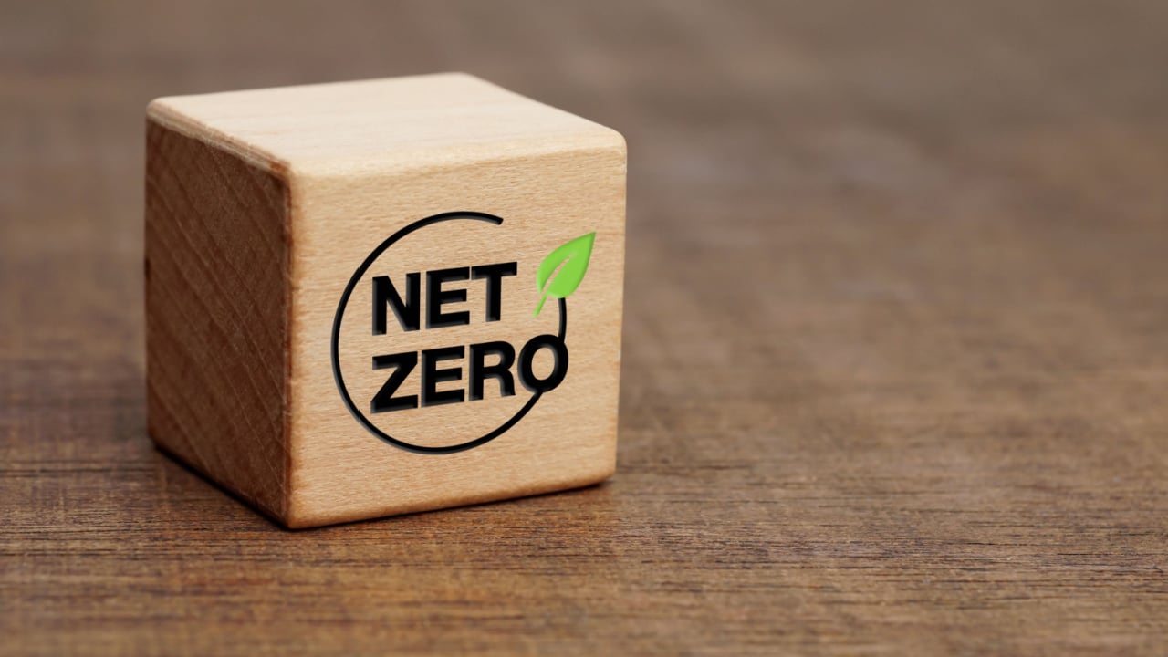 Bloco de madeira com a inscrição "net zero" em cima de mesa de madeira. Bloco de madeira com a inscrição "net zero" em cima de mesa de madeira.