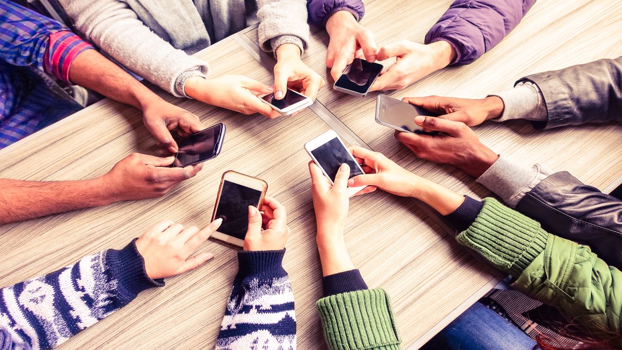 mão com celulares mão com celulares
