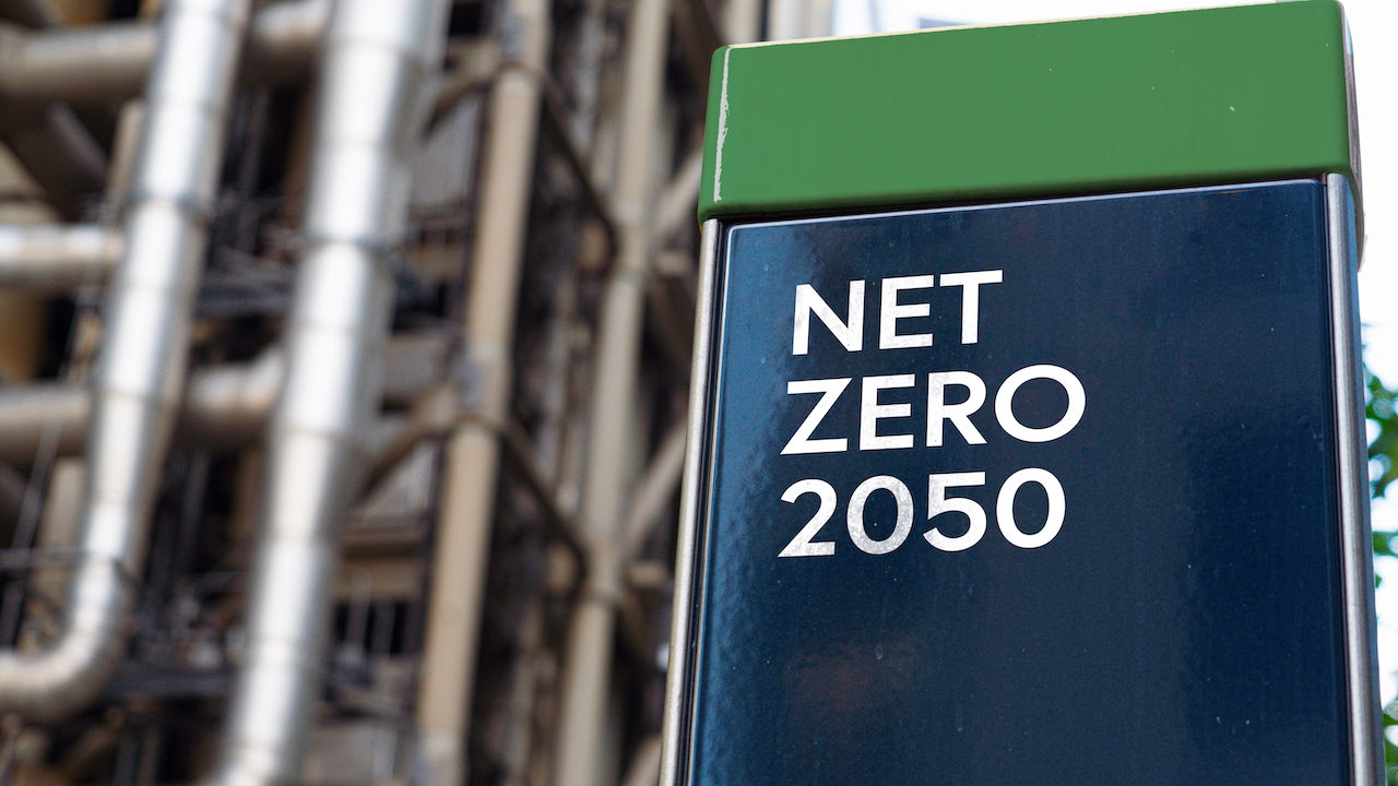 Placa com net zero na frente de edifício Placa com net zero na frente de edifício