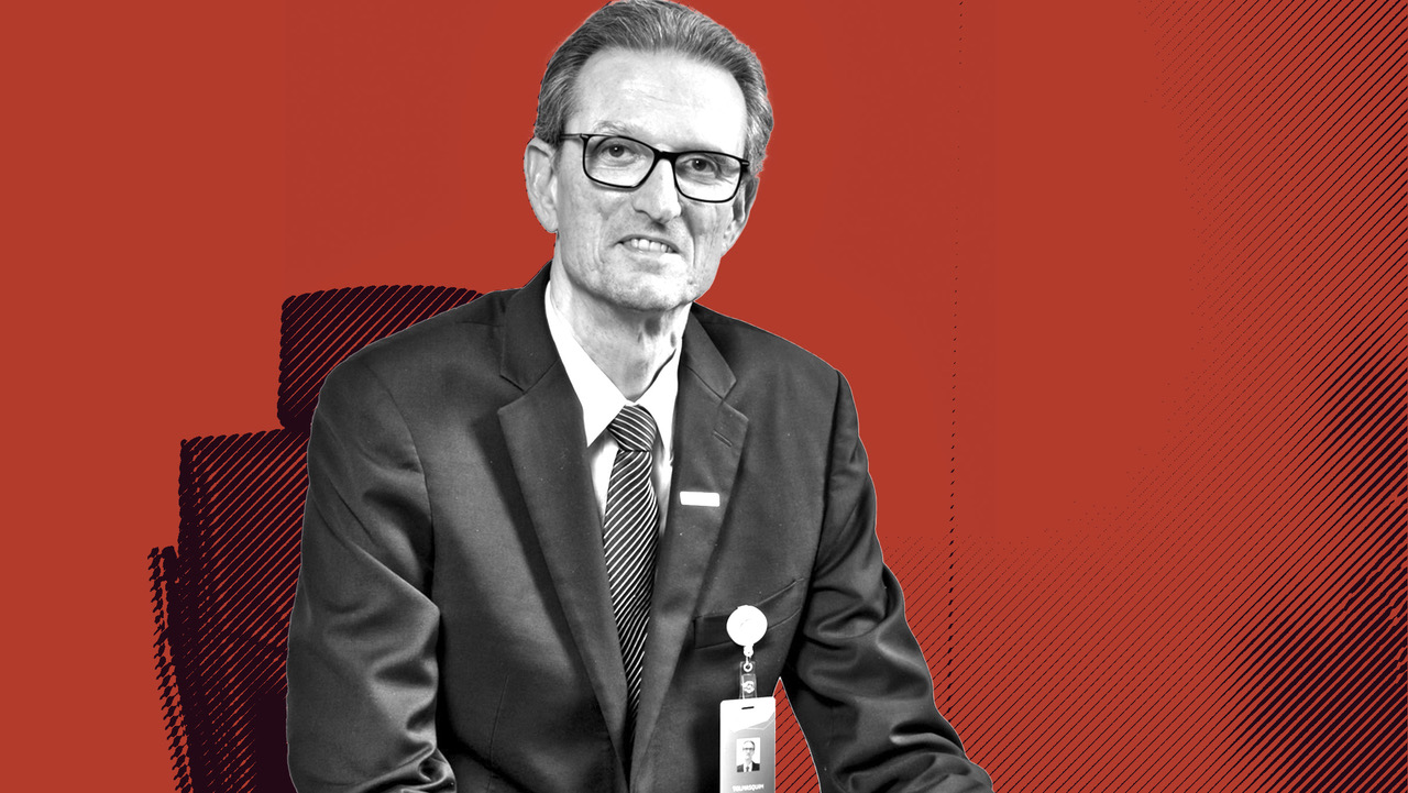 Diretor de transição energética na Petrobras, Mauricio Tolmasquim é um homem branco de meia idade e usa terno e gravata. A foto está em preto e branco e o fundo é vermelho Diretor de transição energética na Petrobras, Mauricio Tolmasquim é um homem branco de meia idade e usa terno e gravata. A foto está em preto e branco e o fundo é vermelho