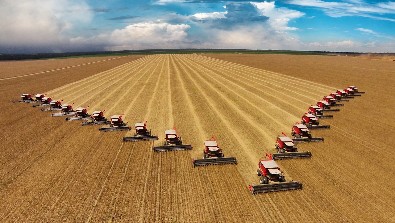 Colheitadeiras em campo de soja no Mato Grosso Colheitadeiras em campo de soja no Mato Grosso