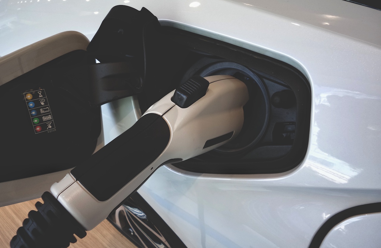 Carro elétrico é abastecido de energia Carro elétrico é abastecido de energia