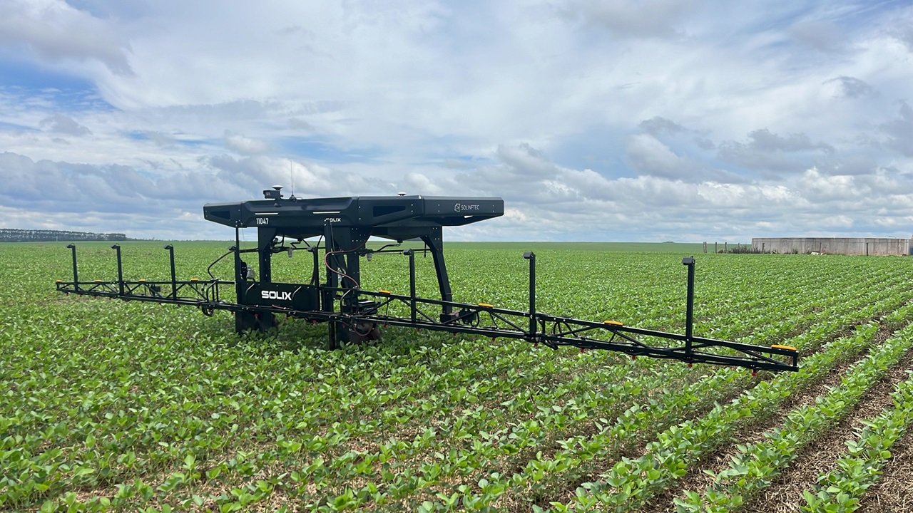 Robô autônomo da Solinftec em operação na fazenda Robô autônomo da Solinftec em operação na fazenda