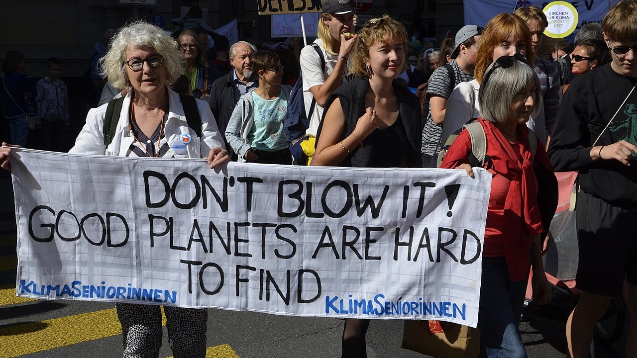 Protesto das KlimaSeniorinnen, grupo de idosas suíças que processou o governo de seu país Protesto das KlimaSeniorinnen, grupo de idosas suíças que processou o governo de seu país