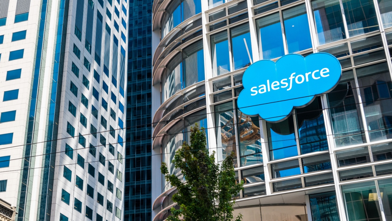 Salesforce quer regulação de emissões para inteligência artificial Salesforce quer regulação de emissões para inteligência artificial
