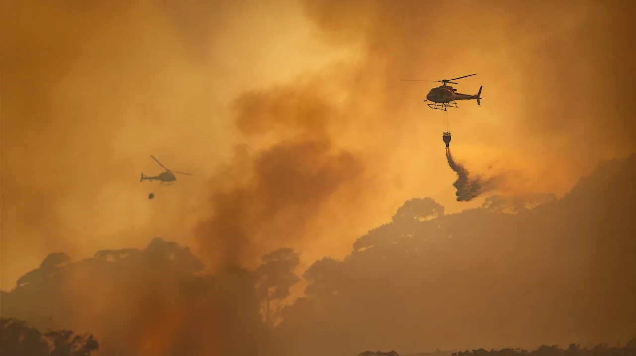 Helicópteros combatem incêndio em Los Angeles Helicópteros combatem incêndio em Los Angeles